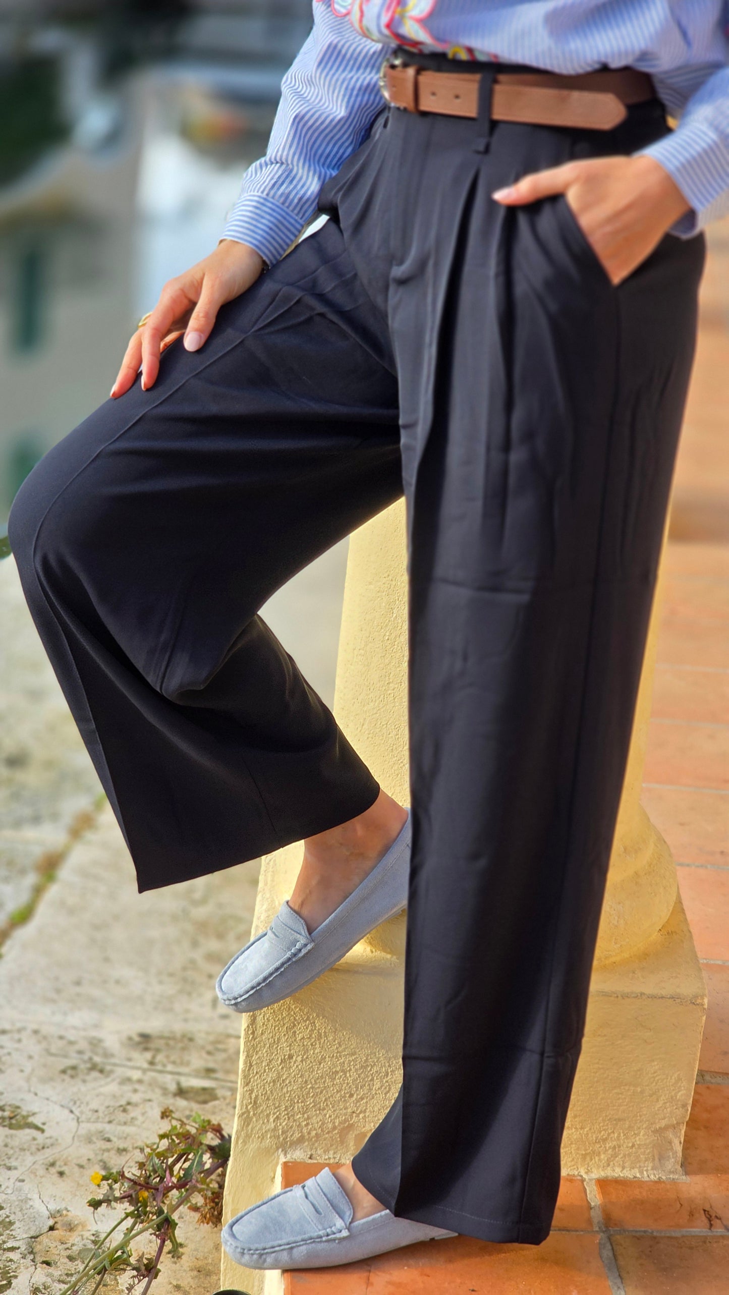 LARICE Broek met riem MARINE